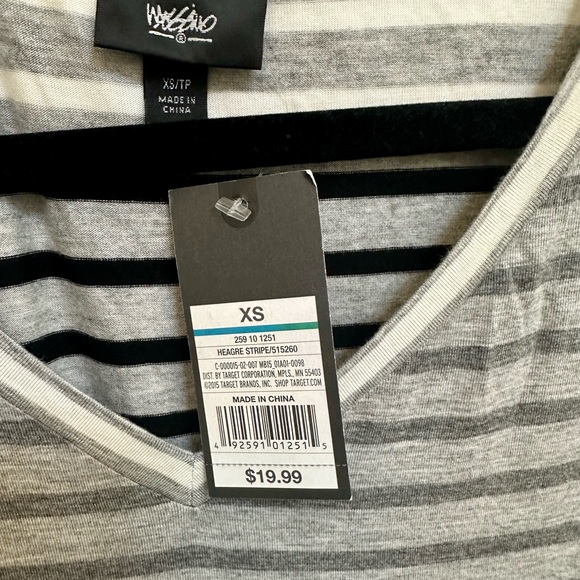 NWT! Striped Cold Shoulder V Neck Blouse in size XS - Picture 3 of 3